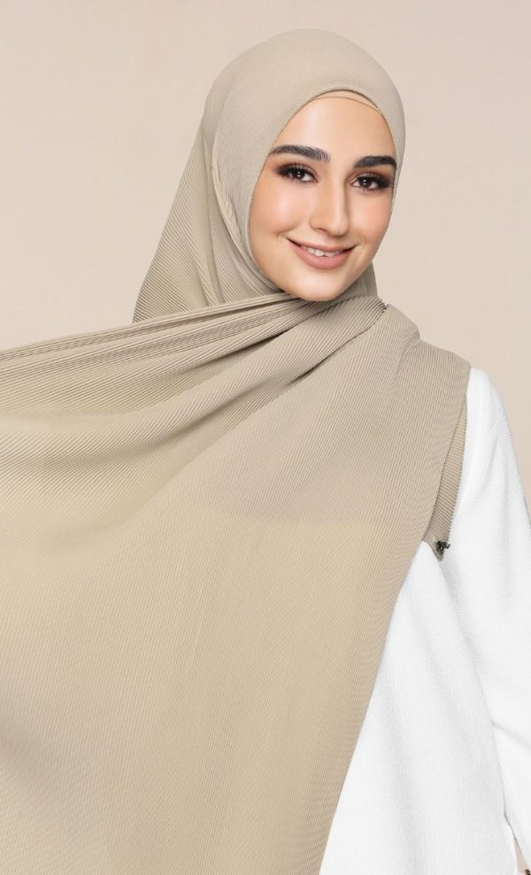 A beautifully pleated chiffon hijab in sugar crush tones, featuring soft, lightweight fabric for a stylish and comfortable drape. Perfect for casual, work, and special occasions.