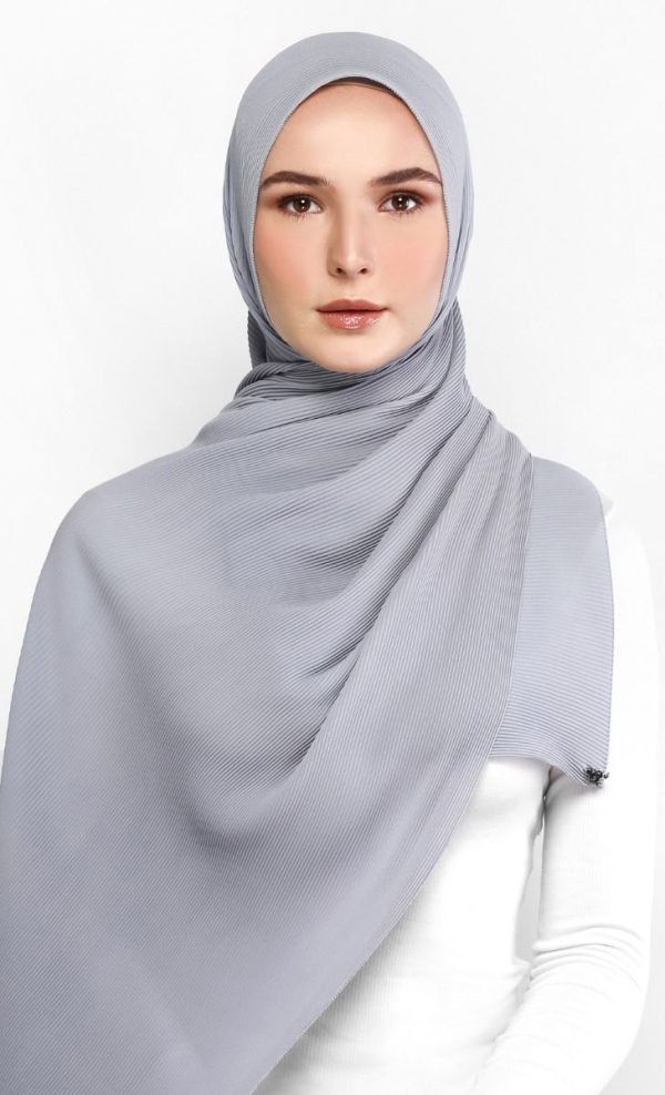 A beautifully pleated chiffon hijab in sugar crush tones, featuring soft, lightweight fabric for a stylish and comfortable drape. Perfect for casual, work, and special occasions.