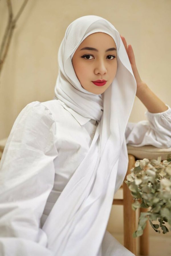 Elegant white luxury georgette chiffon hijab with a soft, flowy drape, perfect for brides, weddings, and special occasions. Lightweight, breathable, and non-slip for a graceful modest look.