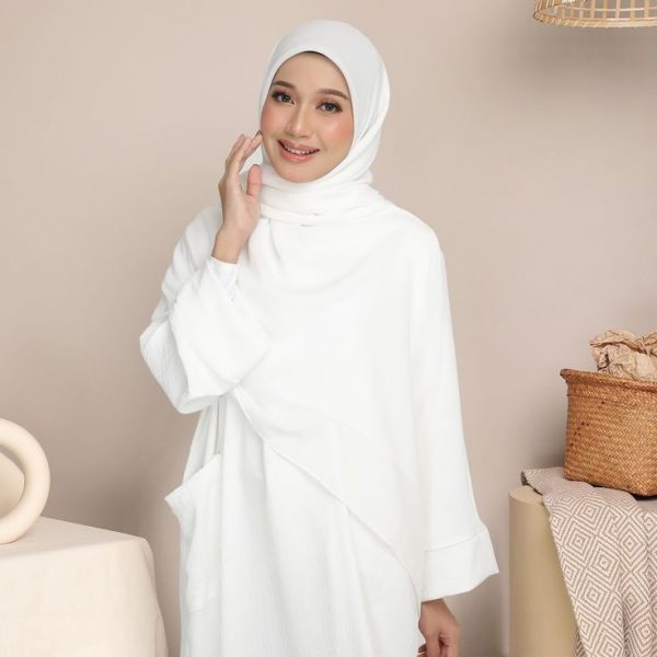 Elegant white luxury georgette chiffon hijab with a soft, flowy drape, perfect for brides, weddings, and special occasions. Lightweight, breathable, and non-slip for a graceful modest look.