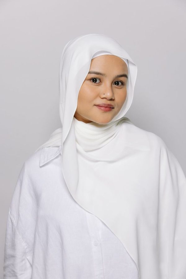 Elegant white luxury georgette chiffon hijab with a soft, flowy drape, perfect for brides, weddings, and special occasions. Lightweight, breathable, and non-slip for a graceful modest look.